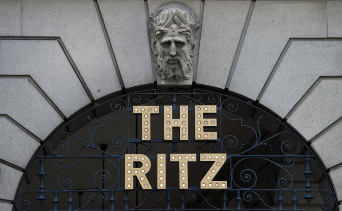 Intrarea Hotelului Ritz din Londra.