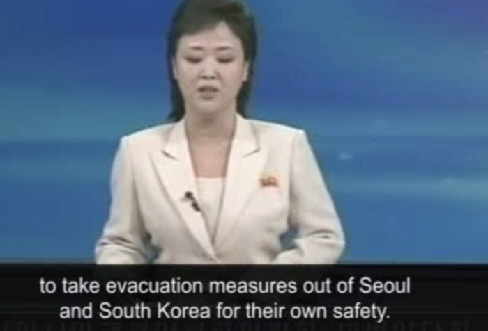Această imagine a unui videoclip al lui Guardian prezintă agenţia de ştiri din Coreea de Sud citind o declaraţie emisă de către Comitetul de Pace Asia-Pacific al Coreei de Nord care îndeamnă toţi străinii din Coreea de Sud să plece pentru a-şi asigura siguranţa. (Screenshot by The Epoch Times)