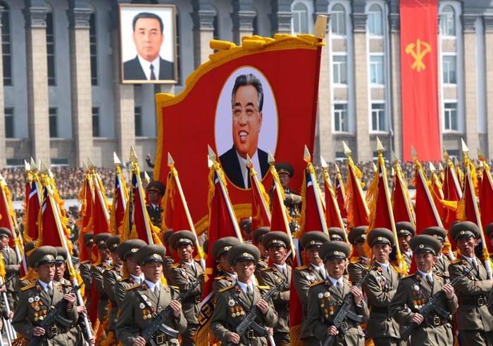 Soldaţii din Coreea de Nord duc un portret al fondatorului Kim Il-Sung la aniversarea zilei lui de naştere la 15 aprilie 2012