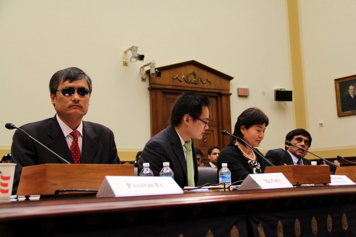 Activistul orb Chen Guancheng (stânga), soţia avocatului Gao, Geng He (al doua din dreapta) şi Dr. T. Kumar (dreapta) de la Amnesty International, la o audiere a Congresului privind China şi drepturile omului, la 9 aprilie 2013.