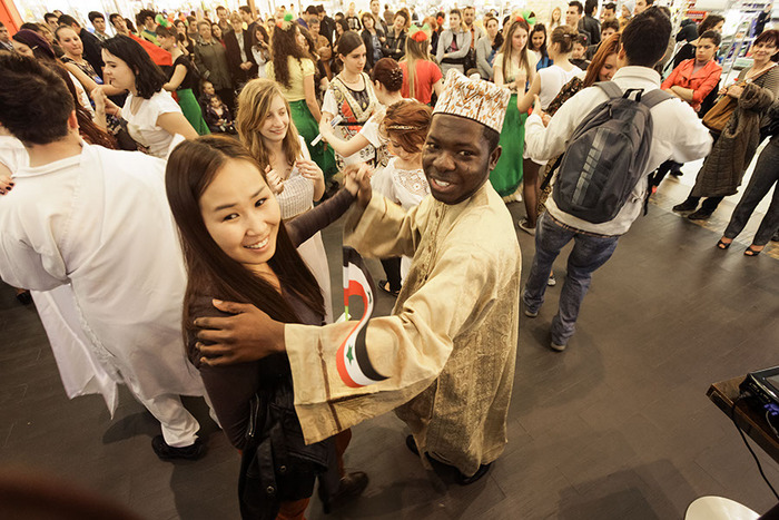 World Wide Weekend 2012 - Elevii au prezentat obiceiuri, tradiţii şi mâncăruri din diferite ţări