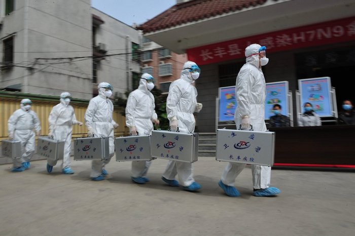 Anagajaţii medicali iau parte la un exerciţiu care simulează infecţia umană cu virusul gripei aviare H7N9, la 9 aprilie 2013, în Hefeia. Primul caz oficial a fost raportat sâmbătă în Beijing.