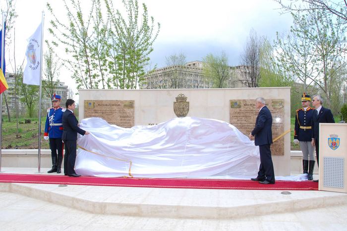 Dezvelirea inaugurală a monumentului din Piaţa Francofoniei din Capitală de către ministrul de Externe, Titus Corlăţean şi primarul general, Sorin Oprescu.