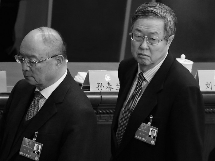 Ex-guvernatorul Băncii de Dezvoltare Chineze, Chen Yuan (în stânga) şi nou-numitul vicepreşedinte al Conferinţei Politice Consultative a Poporului Chinez (CPCPC), Zhou Xiaochuan (în dreapta), la sesiunea anuală CPPCC, la Beijing, 12 martie 2013.