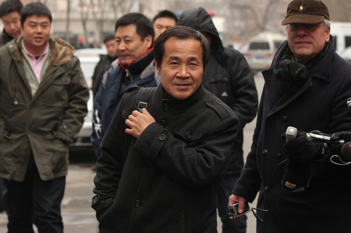 Avocatul Cheng Hai (în centru), cu poliţişti în civil şi reporterii în faţa unui tribunal din Beijing, unde îl reprezenta pe activistul chinez pentru drepturile omului Ni Yulan, la 29 decembrie 2011. (Ed Jones / AFP / Getty Images)