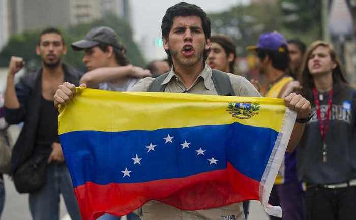 Sute  de susţinători ai partidului de opoziţie din Venezuela au protestat marţi la Caracas, 16 aprilie 2013.