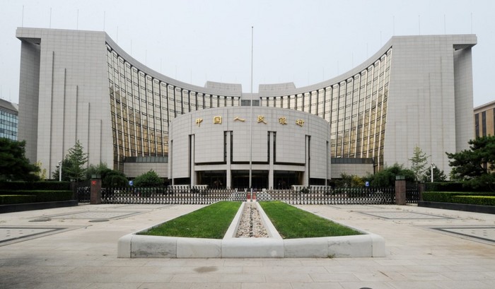 Sediul central al Băncii Populare din China, banca centrală chineză, în Beijing, la 7 august 2011. Operaţiunile de tipărire de bani ale băncii îngrijorează experţii din domeniul economiei.