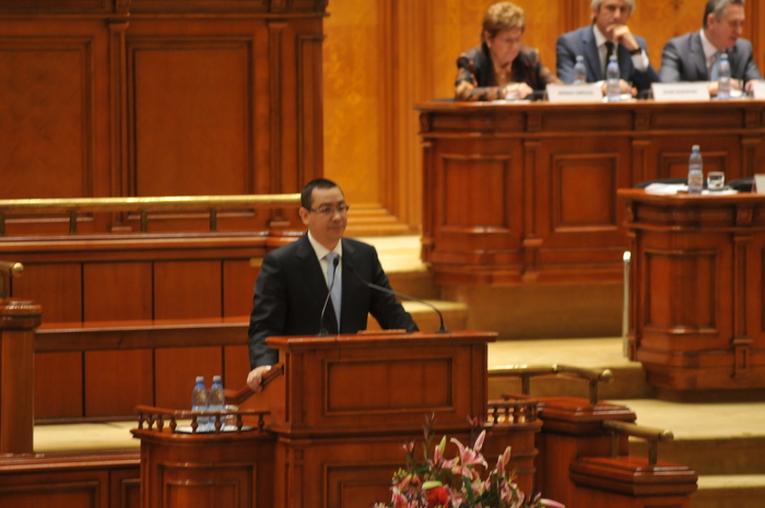Asumarea răspunderii Guvernului pe legea retrocedărilor în faţa Camerelor reunite ale Parlamentului. În imagine premierul Victor Ponta. (Epoch Times România)