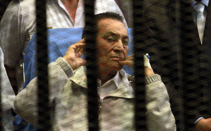 Fostul preşedinte egiptean Hosni Mubarak în spatele gratiilor în timpul judecării recursului, Cairo, 15 aprilie 2013.