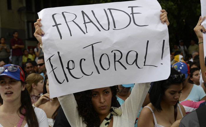 Suporteri ai candidatului opoziţiei din Venezuela Henrique Capriles protestează la Caracas, 15 aprilie 2013.