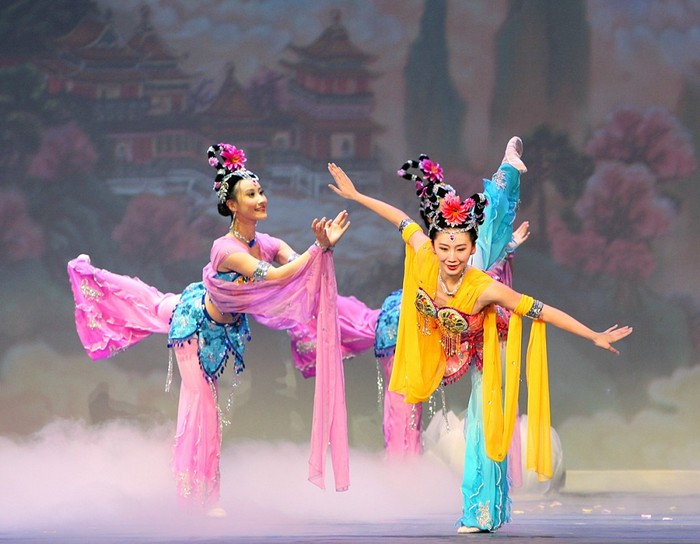 Dansatorii Shen Yun Performing Arts în posturi rafinate tipice de dans clasic chinez