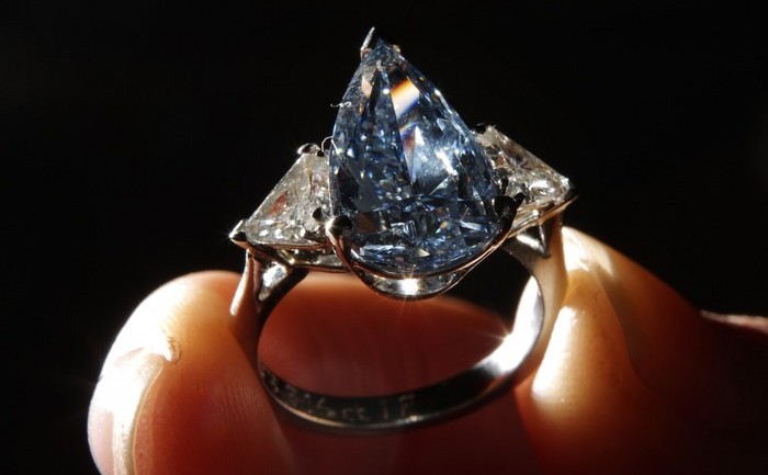 Un angajat prezintă un inel cu diamant albastru de 5,16 carate, 8 martie 2010 în Londra, Anglia