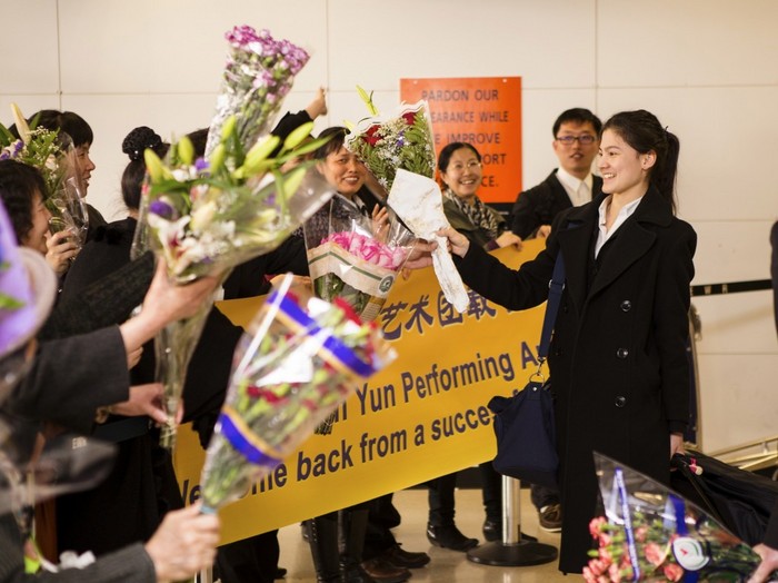 Trupa companiei Shen Yun Performing Arts New York, este salutată de suporterii de la aeroportul Newark din New Jersey, după turneul european de succes la 15 aprilie 2013