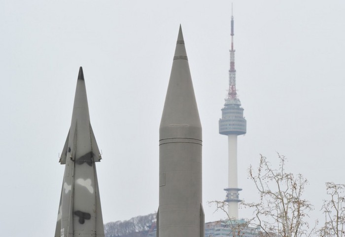 Replica rachetelor Scud (centru) din Coreea de Nord şi o rachetă sud-coreeană dezafectată într-un muzeu, pe fundalul Muntelui Namsan din Seul la 10 aprilie 2013 (Kim Jae-Hwan / AFP / Getty Images)