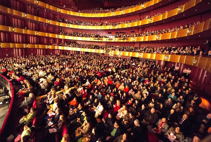 Shen Yun Performing Arts îşi încheie spectacolul de dimineaţă la Centrul Lincold din New York, 21 aprilie 2013.