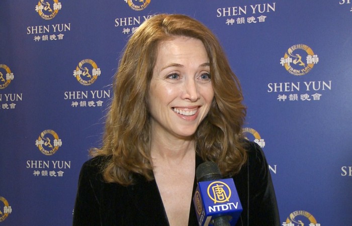 Belinda Johnson participă la spectacolul Shen Yun Performing Arts de la Centrul Lincoln din în 21 aprilie 2013.