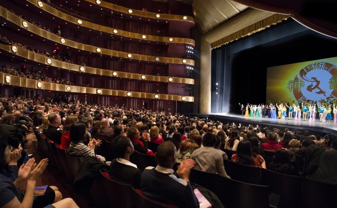 
Publicul aplaudă artiştii Shen Yun aflaţi pe scena Teatrului David H. Koch din New York în 20 aprilie 2013.