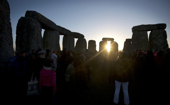Celebrarea festivalul păgân al"Solstiţiului de Iarnă" de la Stonehenge, în Wiltshire, în sudul Angliei, la 21 decembrie 2012.