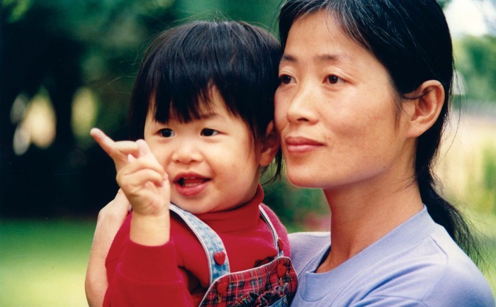 Practicanta Falun Gong, doamna Zhizhen Dai şi fiica ei. Soţul ei a fost torturat până la moarte pentru practicarea Falun Gong în China