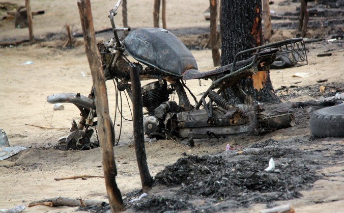 O fotografie făcută pe 21 aprilie 2013 arată un vehicul ars în Baga, după o ciocnire de două zile dintre ofiţerii organizaţiilor Joint Task Force şi membrii sectei islamiste Boko Haram.