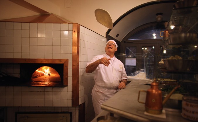 Bucătarul Pepe Mazza învărte aluatul în renumita Lombardi Pizzeria pe 16 noiembrie 2011 in Napoli, Italia. 