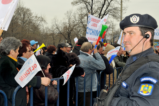 Miting de protest, salariaţi OLTCHIM, în Piaţa Victoriei la Guvern (Epoch Times România)