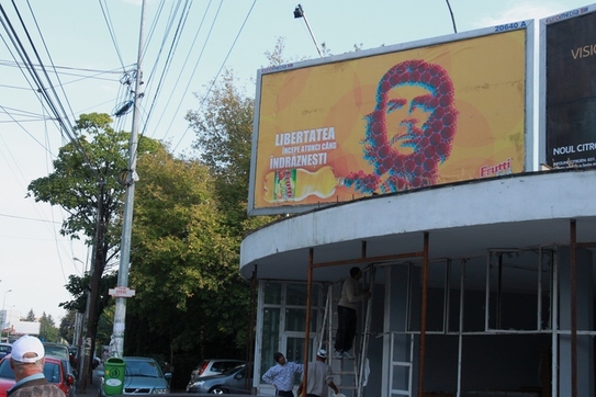 Reclamă cu Che Guevara în Bucureşti pe Bulevardul Ion Mihalache (Epoch Times România)