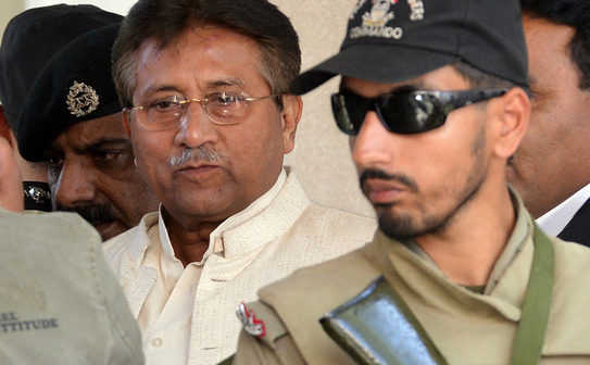 Fostul preşedinte pakistanez Pervez Musharraf (ST) este escortat de forţele paramilitare la ieşirea din Tribunalul Pindi după o audiere, 17 aprilie 2013, Rawalpindi. (AAMIR QURESHI / AFP / Getty Images)