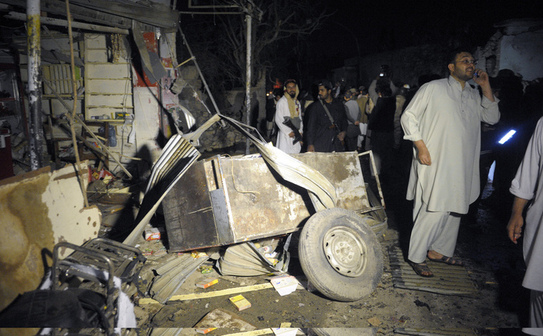 Forţe de securitate pakistaneze inspectează locul atentatului sinucigaş cu bombă din Quetta, 23 aprilie 2013. (BANARAS KHAN / AFP / Getty Images)