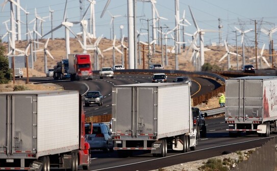 Turbinele eoliene pe o autostradă din California. (David McNew/Getty Images)