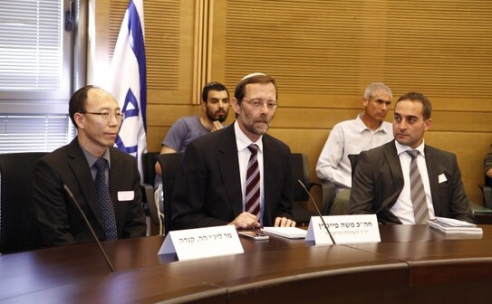 Practicantul Falun Gong Lizhi He (stânga), membru al Knesset-ului Moshe Feiglin (centru) şi Roy Bar-Ilan, purtătorul israelian de cuvânt al Centrului de Informare Falun Dafa, la 24 aprilie (Tikva Mahbad / The Epoch Times)