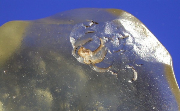 

Sticlă de deşert: câteva bucăţi descoperite în Libia prezintă acest tip de însemne. Cum s-au format ele?
