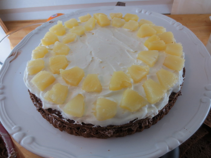 Întindeţi jumătate din crema albă, iar peste crema puneţi bucăţi de ananas.