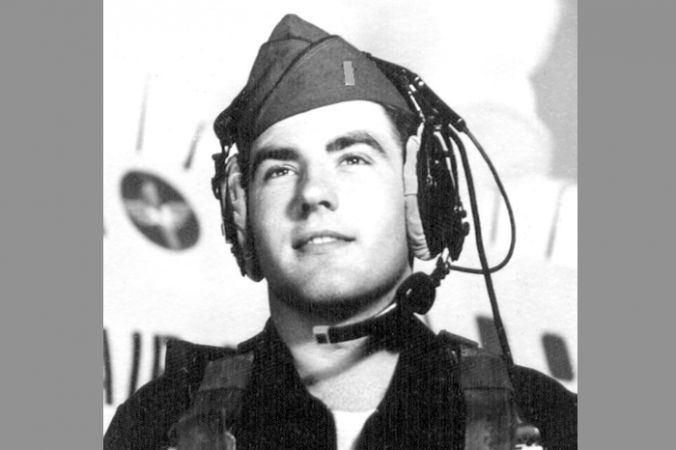 
Maiorul George Filer al 3-lea pe când era un tânăr pilot în aviaţia americană şi aproximativ în perioada în care a avut prima întâlnire cu un OZN.