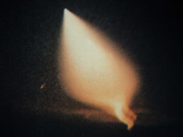 

O fotografie ce surprinde luminile puternice ale unui OZN ce a decolat şi a dispărut în spaţiu în timp ce maiorul George Filer se apropia de zona de contact.
