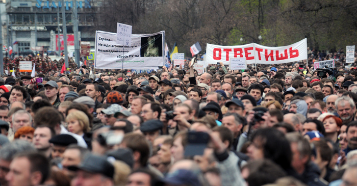 La un an de la instalarea la putere pentru cel de-al treilea mandat al lui Vladimir Putin, opoziţia rusă demonstrează în Piaţa Bolotnaya, centrul Moscovei, 6 mai 2013