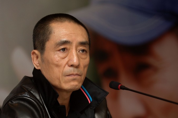 Regizorul Zhang Yimou la cel de-al15-lea Festival de Film International de la Busan (PIFF), pe 8 octombrie 2010 în Busan, Coreea de Sud. În China, Zhang se confruntă cu o anchetă pentru încălcarea politicii unui singur copil.