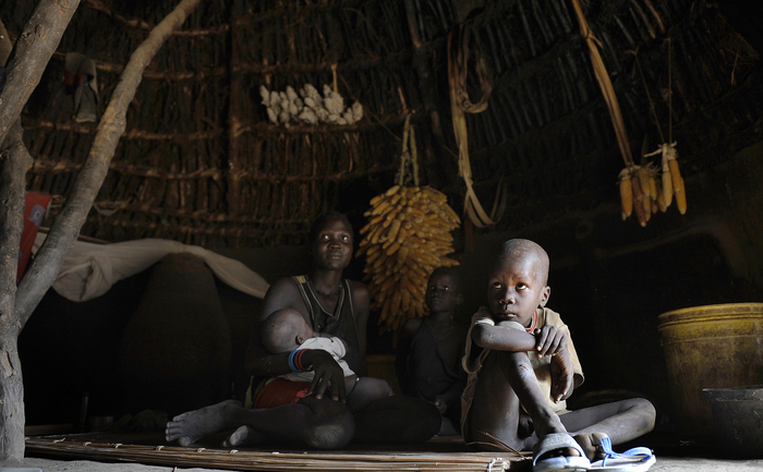 
Un băiat sudanez stă cu familia sa într-un tukul în Nyal, Sudanul de Sud, 10 noiembrie 2010. Două noi descoperiri medicale cresc speranţele pentru controlarea malariei – o boală cauzata de un parazit purtat de saliva ţânţarilor ce infectează peste 200 de milioane de oameni la nivel global şi provoacă aproximativ 660.000 de decese în fiecare an.
 