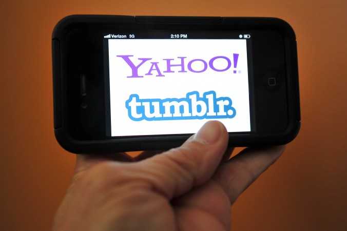 Pagina splash a Yahoo şi blogging-ul de pornire Tumblr sunt vazute pe un iPhone. Consiliul de directori al Yahoo a aprobat achiziţionarea Tumblr duminică (Karen Bleier / AFP / Getty Images)