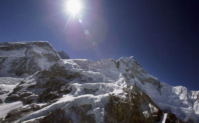 Everest Istoria Cuceririi Intre Glorie Interese Economice Si