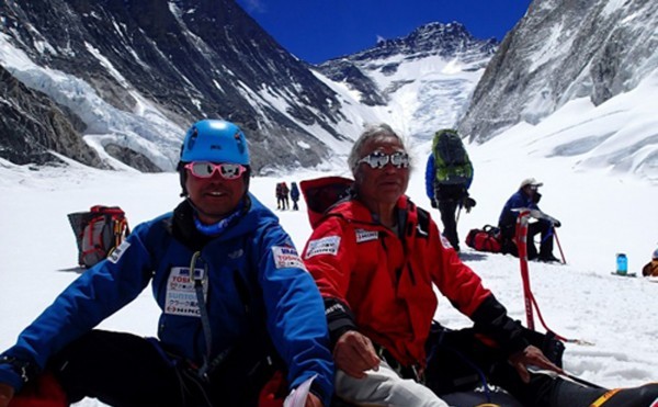 

Aventurierul japonez de 80 de ani Yuichiro Miura (dr) şi fiul său Gota se odihnesc în drum spre o tabără la 6.500 metri, în timpul încercării lor de a ajunge pe Everest, 17 mai 2013.
