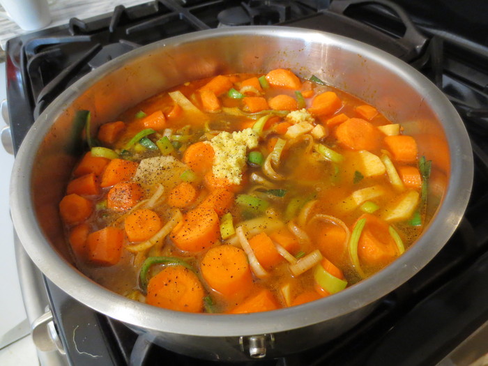 Adăugaţi morcovi, cartofi, ghimbir şi apă