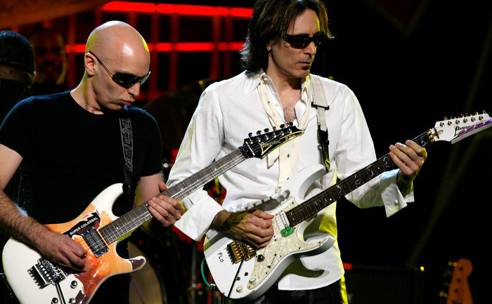 Muzicienii - chitarişti Joe Satriani şi Steve Vai