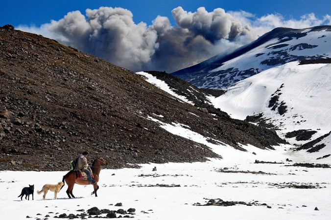 O fotografie arată vulcanul Copahue aruncând cenuşă, în Chanchocoo, Chile, pe 23 decembrie 2012. (ARIEL MARINKOVIC / AFP / Getty Images)