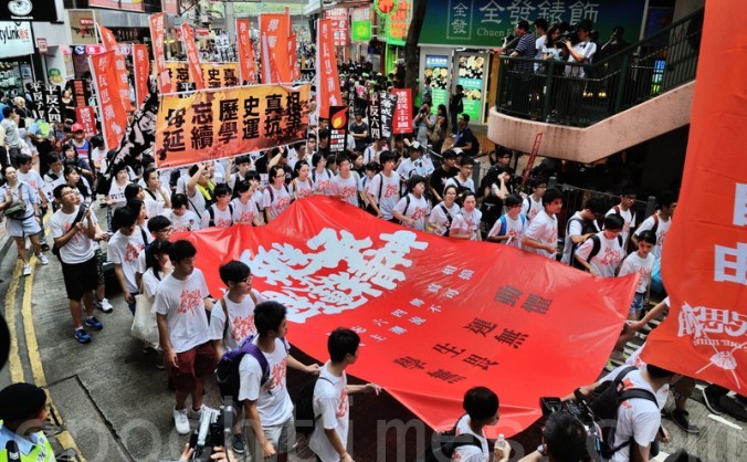 Un banner mare, pe care scrie "Spiritul moştenirii mişcării democraţiei din 1989"