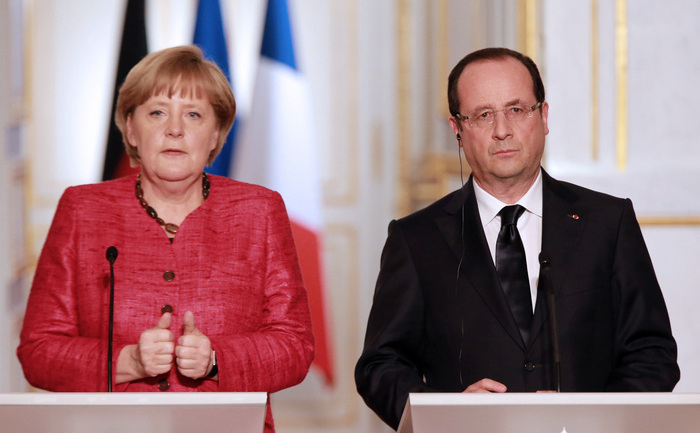 Cancelarul german Angela Merkel alături de preşedintele francez Francois Hollande în timpul unei conferinţe de presă la Palatul Elysee, 30 mai 2013, Paris.