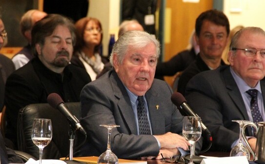 Maiorul George Filer al 3-lea (centru), ţine un discurs în cadrul forumului “Citizen Hearing on Disclosure” la Clubul Naţional de Presă, 3 mai 2013. (Shar Adams/The Epoch Times)