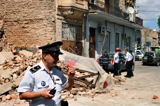 Faţadă de imobil căzută în Centrul Istoric pe strada Blănari nr.6 (Epoch Times România)