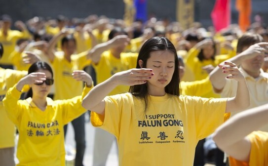 Practicanţii Falun Dafa demonstrează în Piaţa Foley din Manhattan exerciţiile lente ale practicii de Falun Dafa, 12 mai 2013.
  (Samira Bouaou/The Epoch Times)