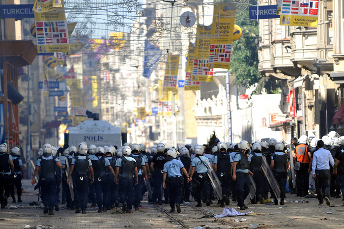 Poliţia înaintea unui atac cu gaze lacrimogene împotriva protestanţilor, Ankara, 1 iunie 2013
